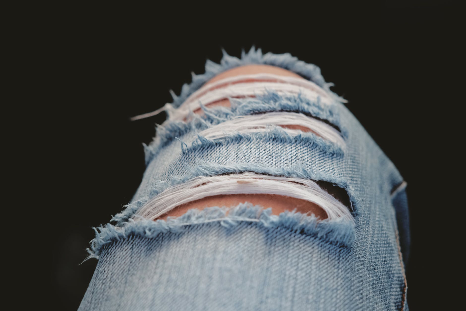 how-to-make-ripped-jeans-with-a-razor-body-design-style